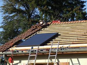 pose du premier panneaux solaire